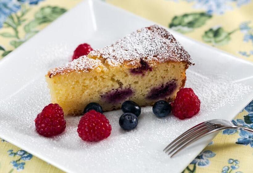 فندق Old Harbor Inn