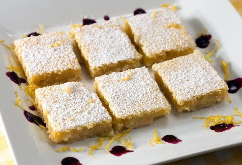 فندق Old Harbor Inn