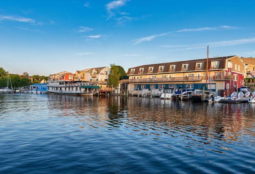 فندق Old Harbor Inn