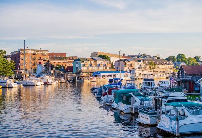 فندق Old Harbor Inn