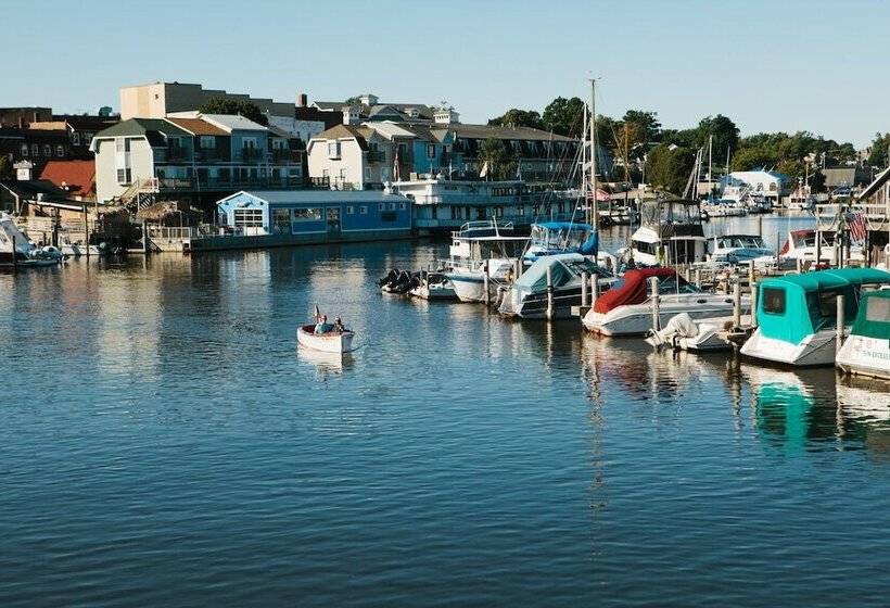 فندق Old Harbor Inn