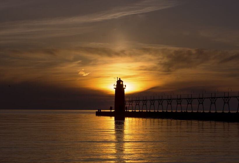 فندق Old Harbor Inn