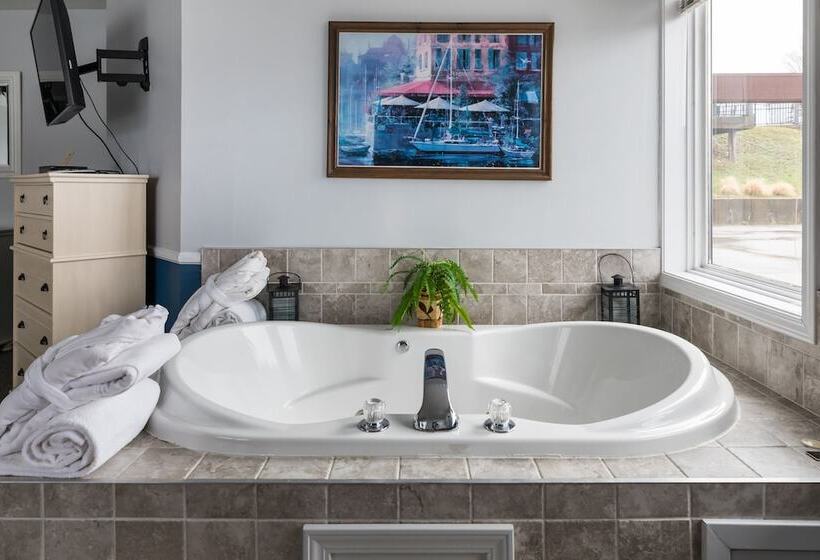 فندق Old Harbor Inn