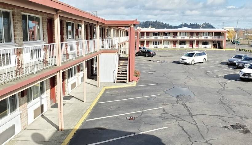 Отель Olympic Inn & Suites