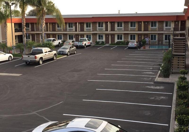 فندق Ontario Inn & Suites