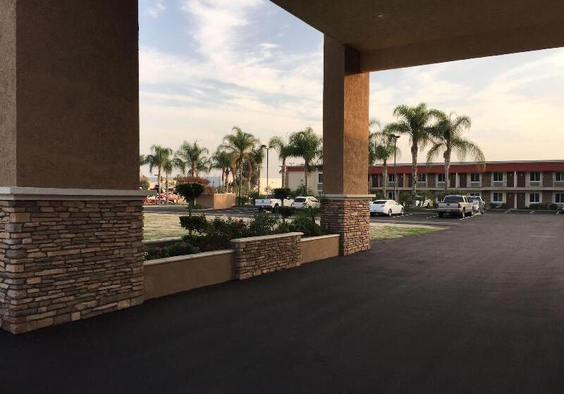 فندق Ontario Inn & Suites