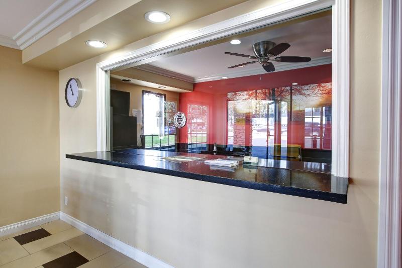 فندق Ontario Inn & Suites