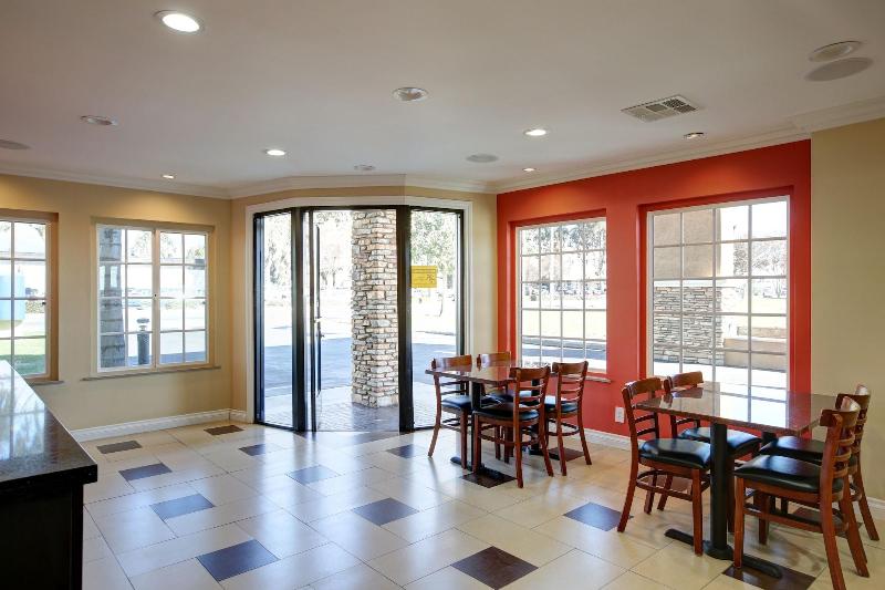 فندق Ontario Inn & Suites