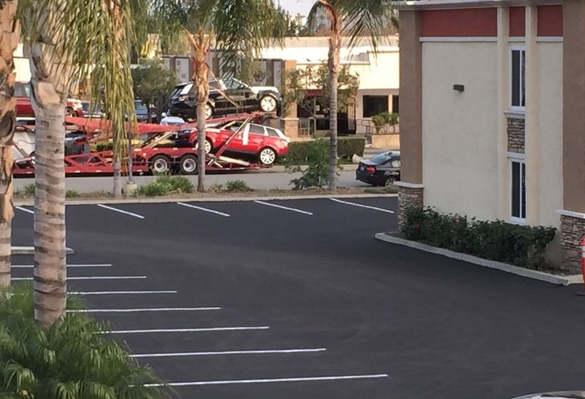 فندق Ontario Inn & Suites