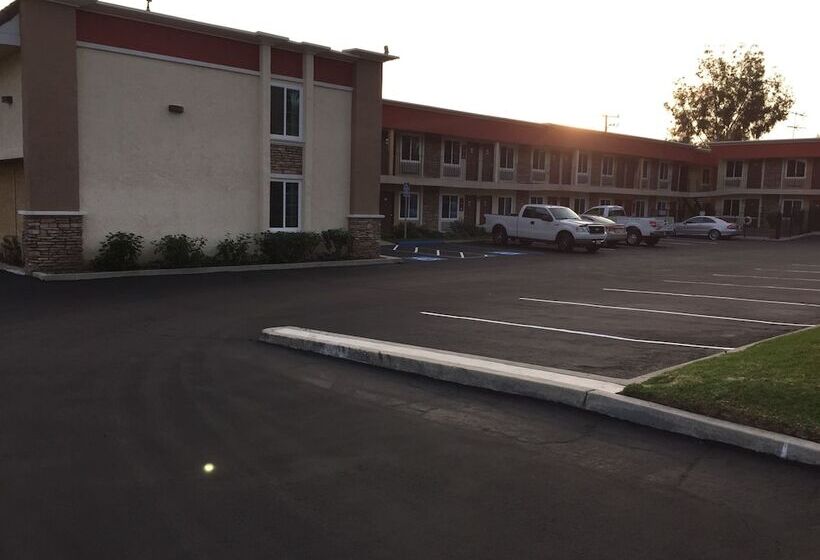 فندق Ontario Inn & Suites