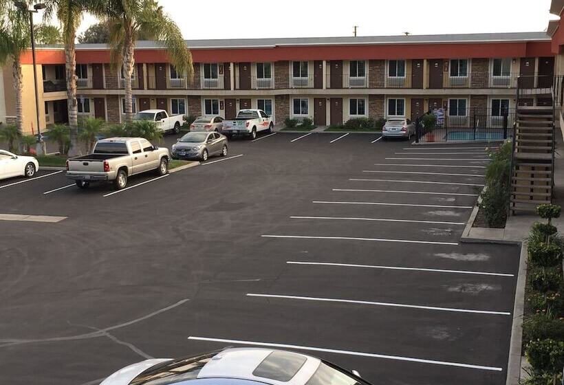 فندق Ontario Inn & Suites