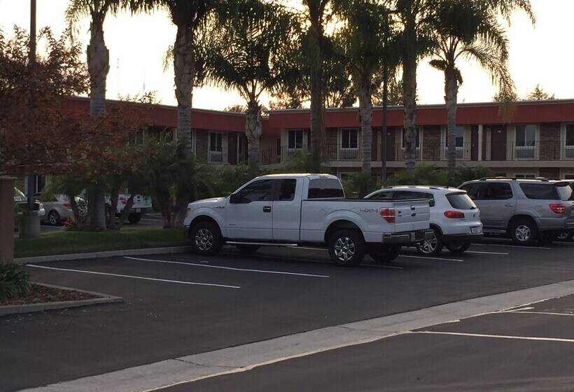 فندق Ontario Inn & Suites