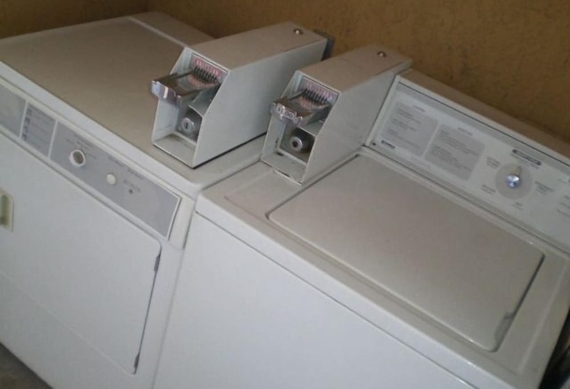 فندق Ontario Inn & Suites