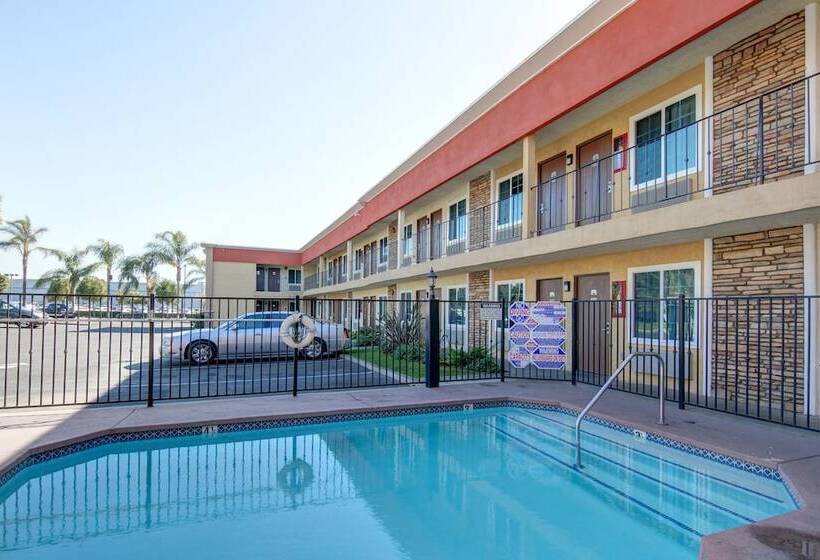 فندق Ontario Inn & Suites