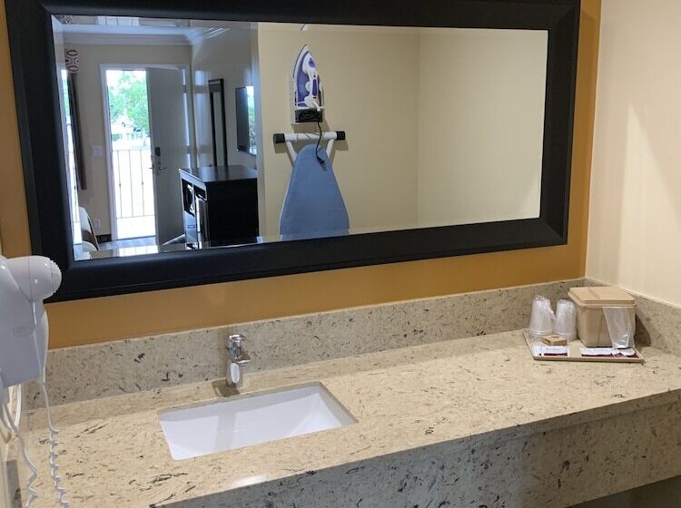 فندق Ontario Inn & Suites