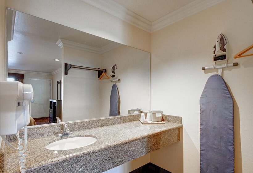 فندق Ontario Inn & Suites