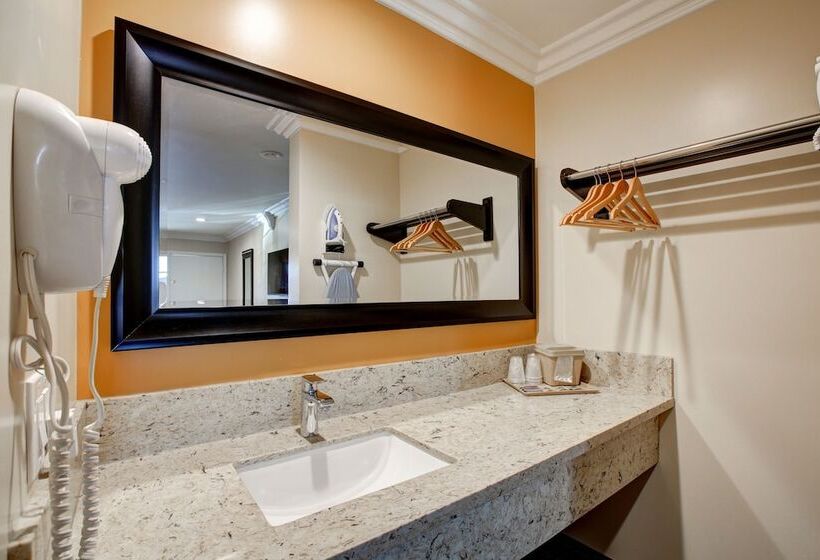 فندق Ontario Inn & Suites