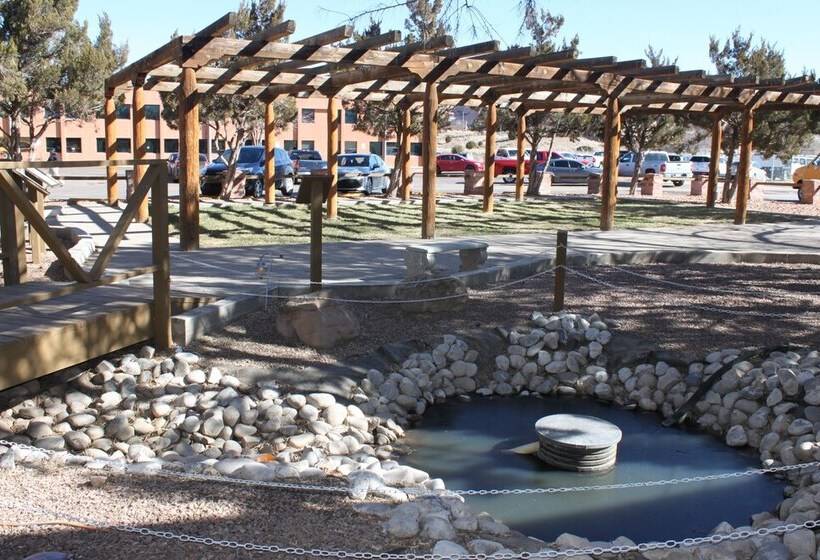 Отель Quality Inn Navajo Nation Capital