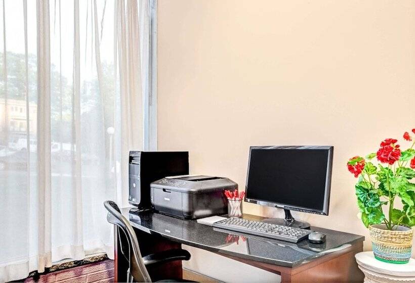 فندق Ramada By Wyndham Rockaway