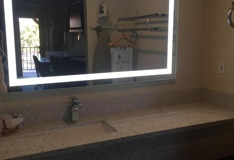 בית מלון כפרי Regency Inn Norco