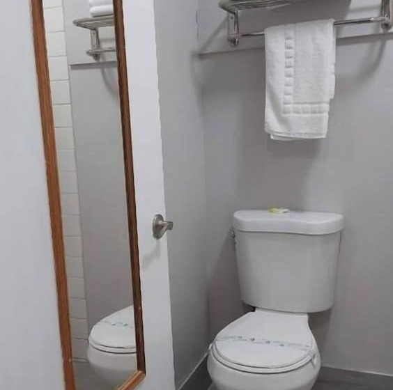 בית מלון כפרי Regency Inn Norco