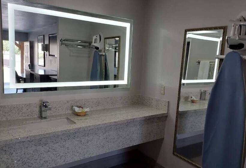 בית מלון כפרי Regency Inn Norco