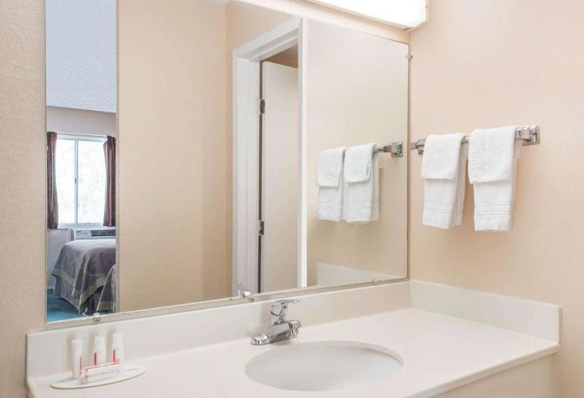 مُتل Days Inn By Wyndham Lenox Ma