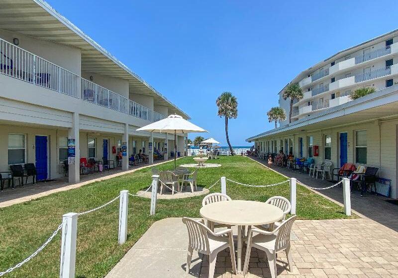 מוטל Ocean Court Beachfront