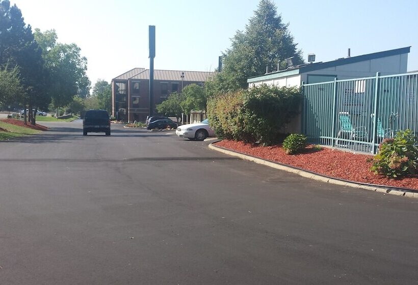 فندق على الطريق Rodeway Inn Auburn Hills   Detroit