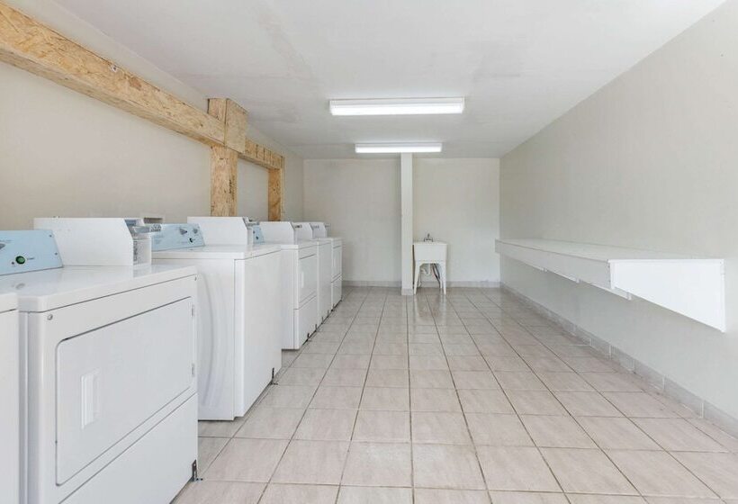 فندق على الطريق Rodeway Inn Auburn Hills   Detroit