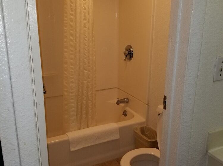 فندق على الطريق Rodeway Inn Auburn Hills   Detroit