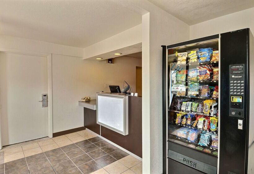 فندق على الطريق Travelodge By Wyndham Brattleboro Vt