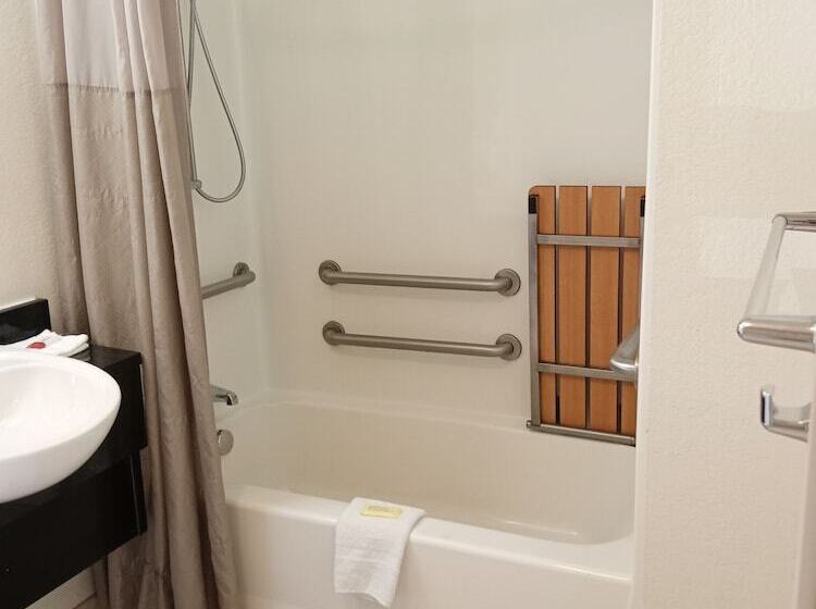 فندق على الطريق Travelodge By Wyndham Brattleboro Vt