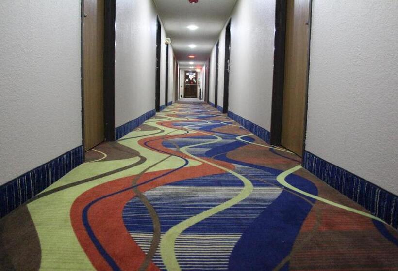 فندق على الطريق Westbridge Inn And Suites