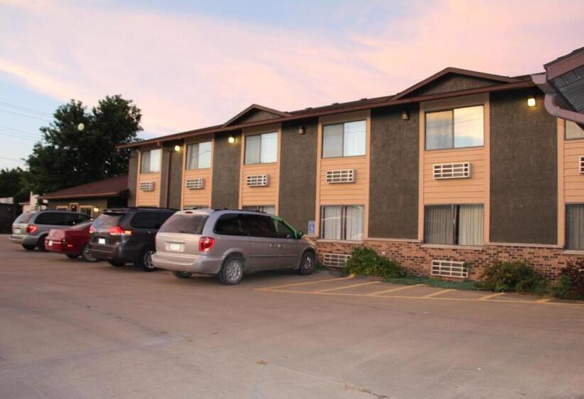 فندق على الطريق Westbridge Inn And Suites