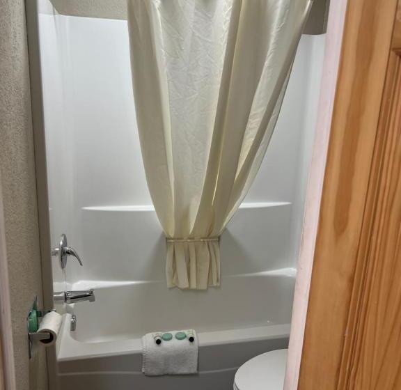 فندق على الطريق Westbridge Inn And Suites