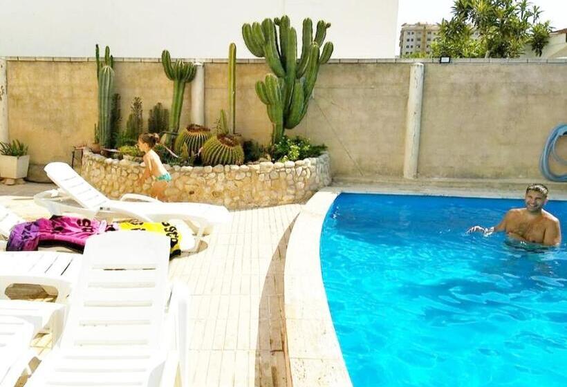 Golden Tower Pensión Auto Check In