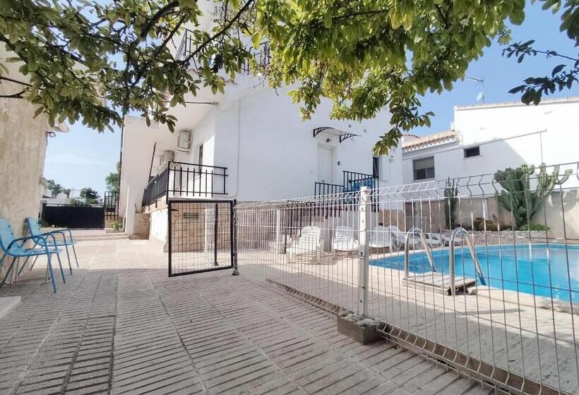 Golden Tower Pensión Auto Check In