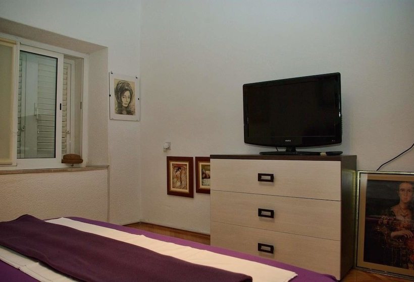 Apartments And Rooms With Wifi Makarska   11063