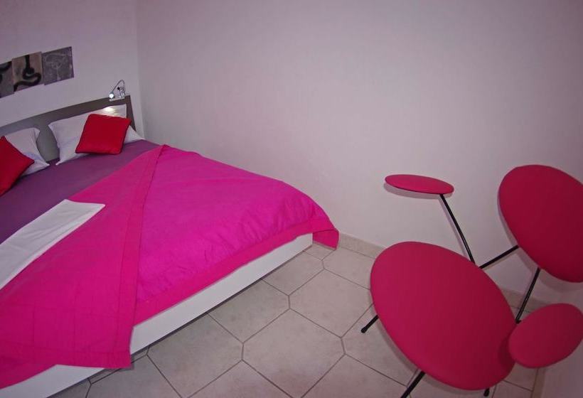 Apartments And Rooms With Wifi Makarska   11063