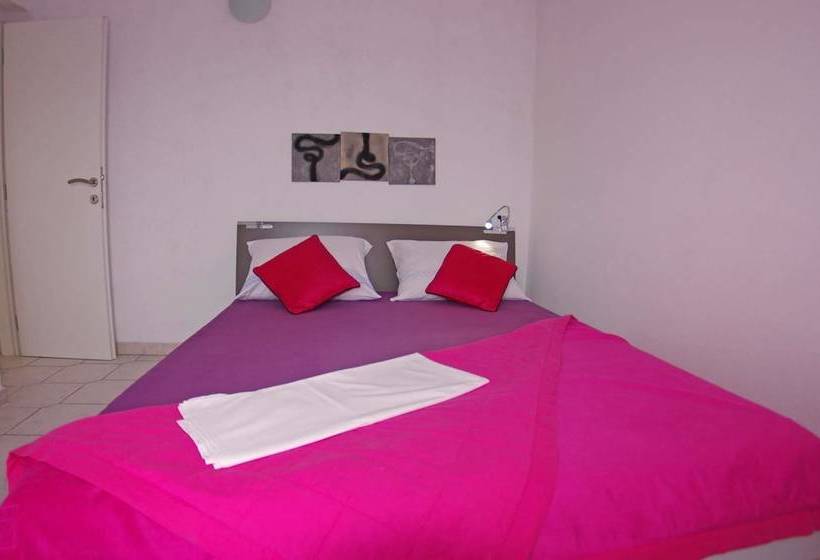 Apartments And Rooms With Wifi Makarska   11063
