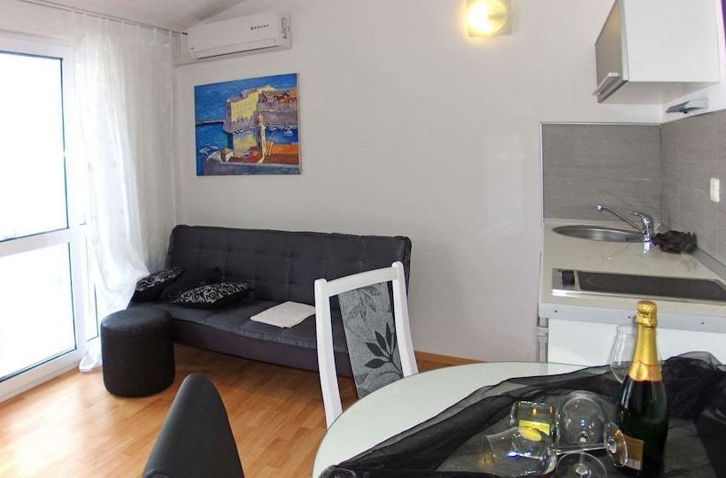 Apartments And Rooms With Wifi Makarska   11063