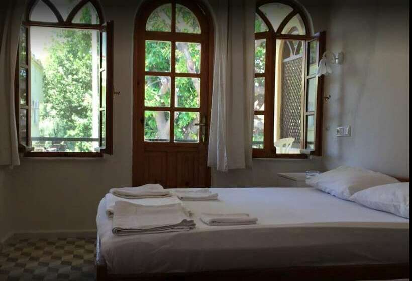 تختخواب و صبحانه Arsen