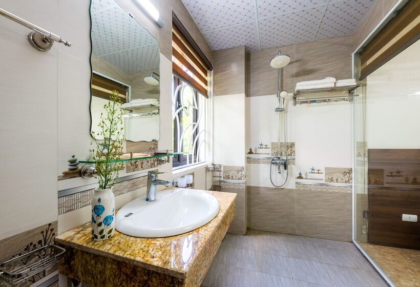 هتل The Little Village