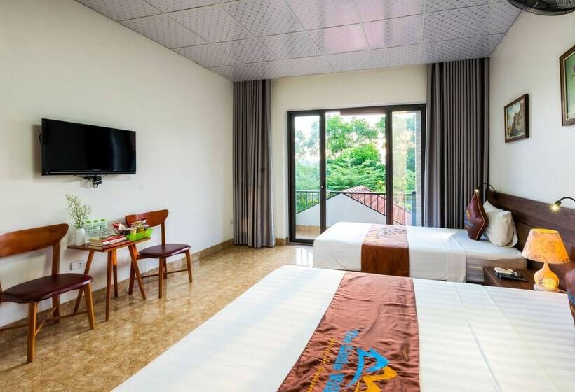 هتل The Little Village