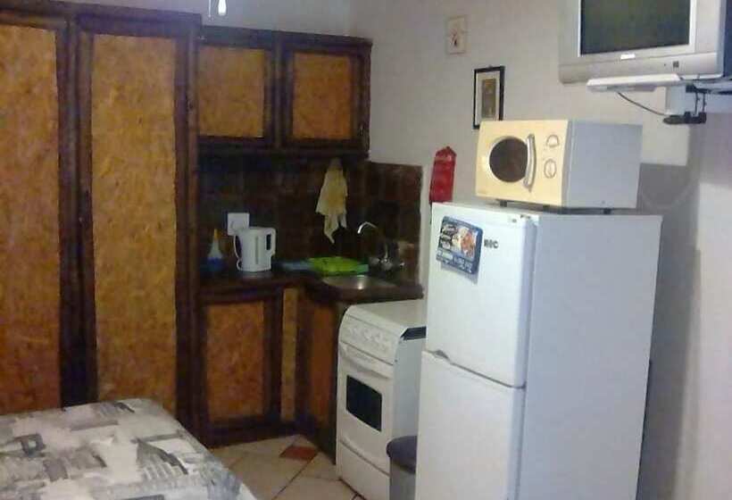 פנסיון Eleventh Avenue Guesthouse & Conferencing