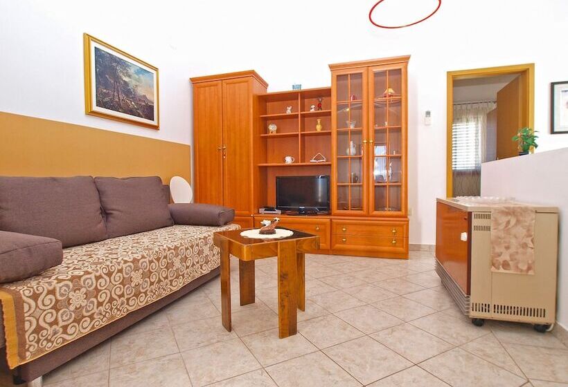Apartment 893