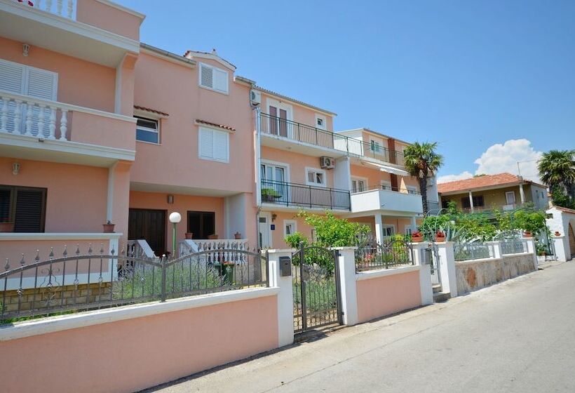 Apartments And Room Zinka