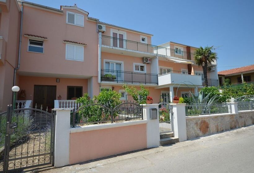 Apartments And Room Zinka