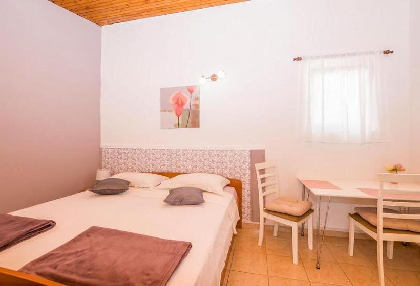 Apartments And Room Zinka